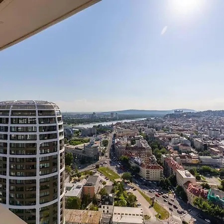 Ah Skypark 1 Castle View Free Parking ブラチスラヴァ